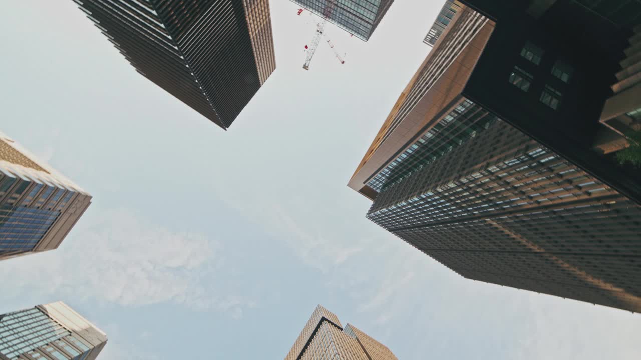 360旋转东京摩天大楼在东京新宿市中心和商业区在早上，日本东京视频素材