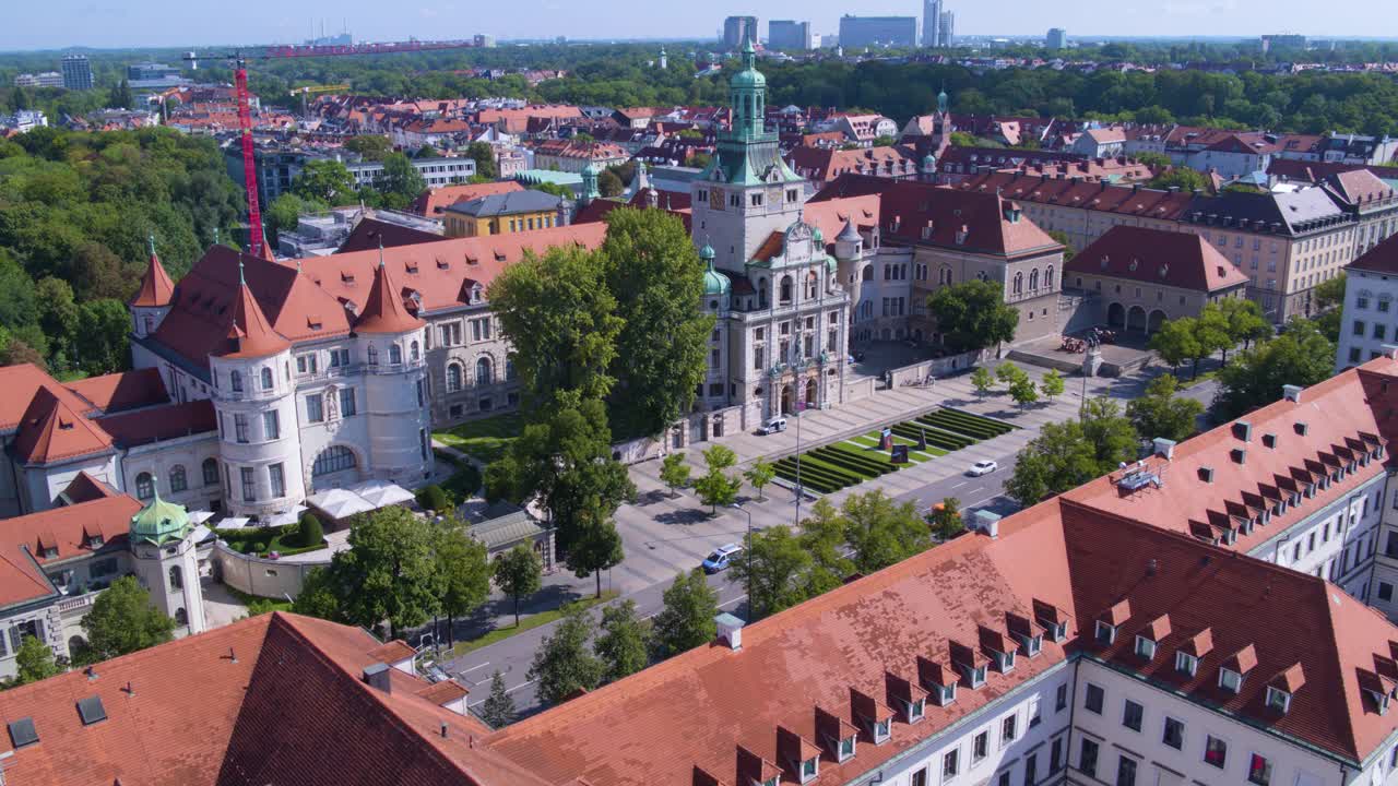 从左到右的水平飞行经过前面有屋顶的巴伐利亚国家博物馆视频下载