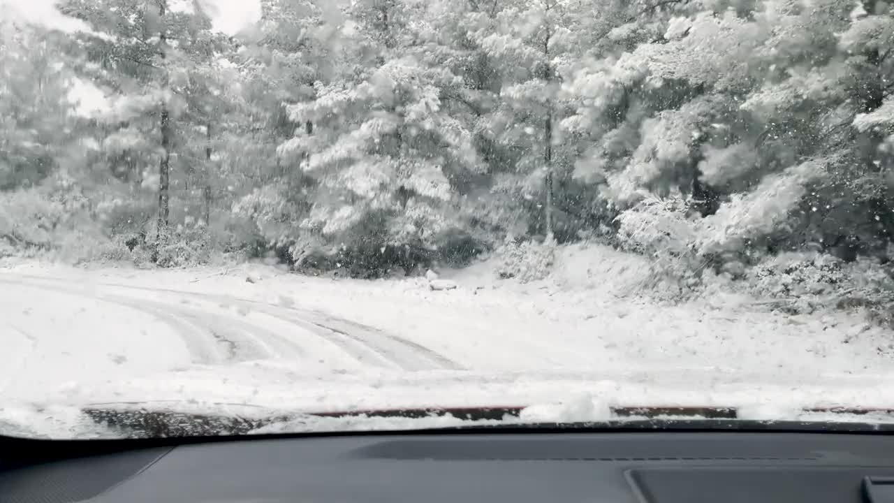 在雪山路上开车，司机的观点视频素材