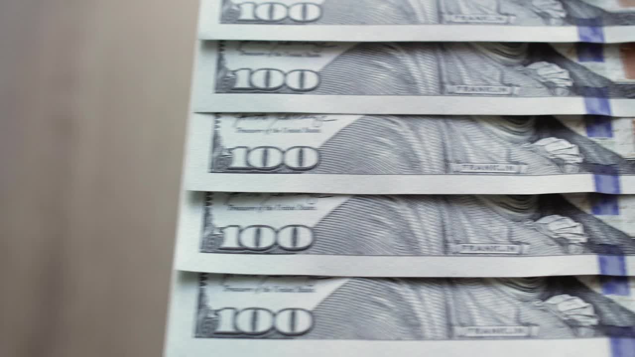 100欧元纸币出现在很多新的100美元纸币上。现金钞票,钱。外币兑换率。金融投资概念。美国丰富的商业经济。滑块多莉视频素材