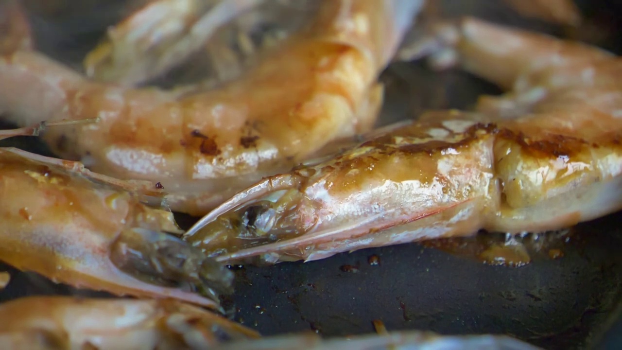王虾在平底锅里炸的特写。视频素材