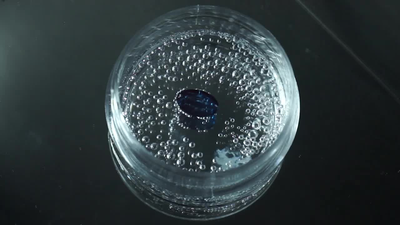 医学实验-在培养皿中溶解药丸视频下载