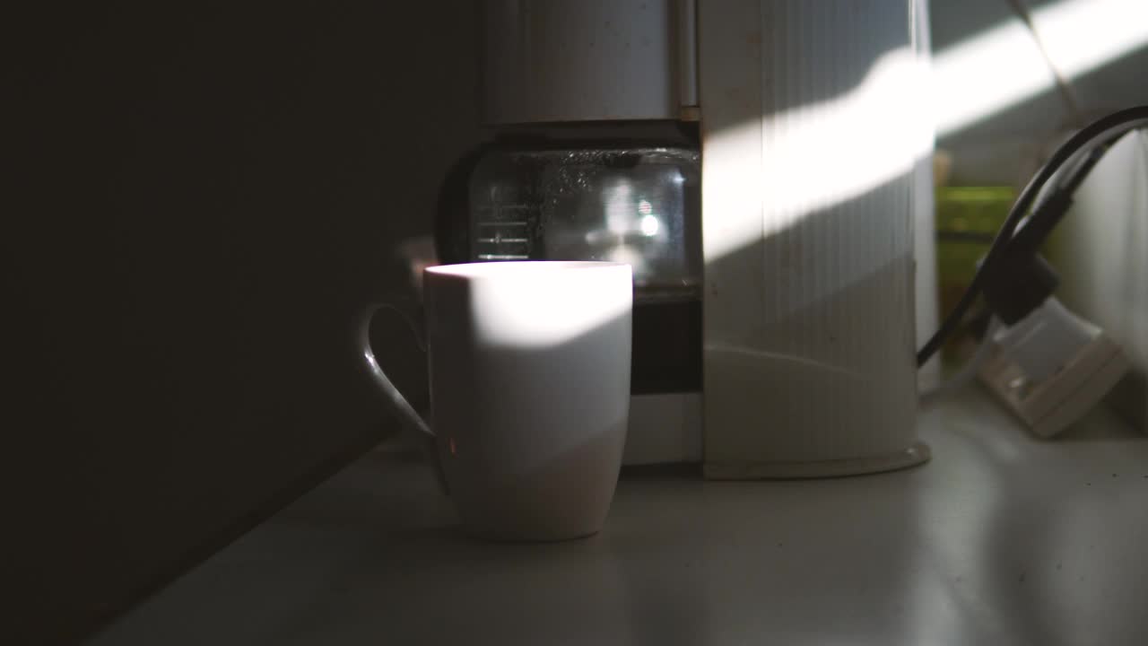 往杯子里倒咖啡4K库存视频视频素材