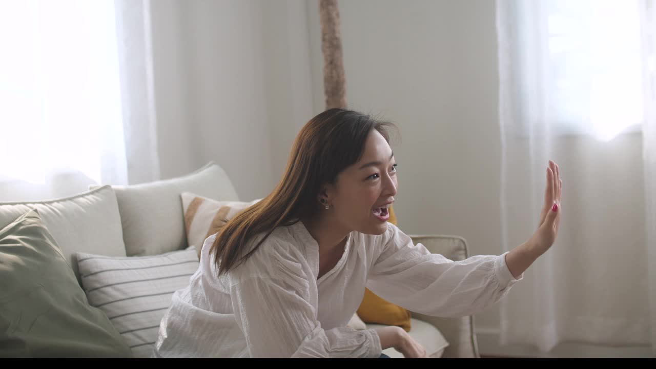 亚洲女婴在客厅里拥抱她的母亲视频素材