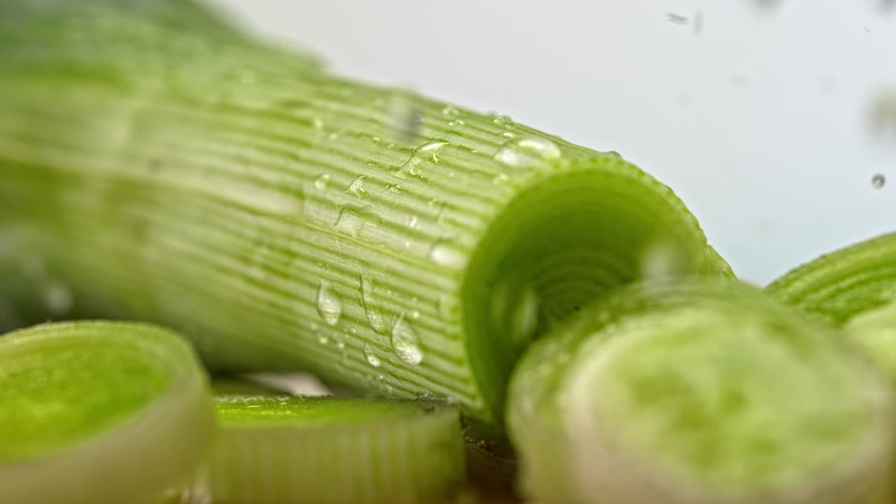 水倒在韭菜上视频下载