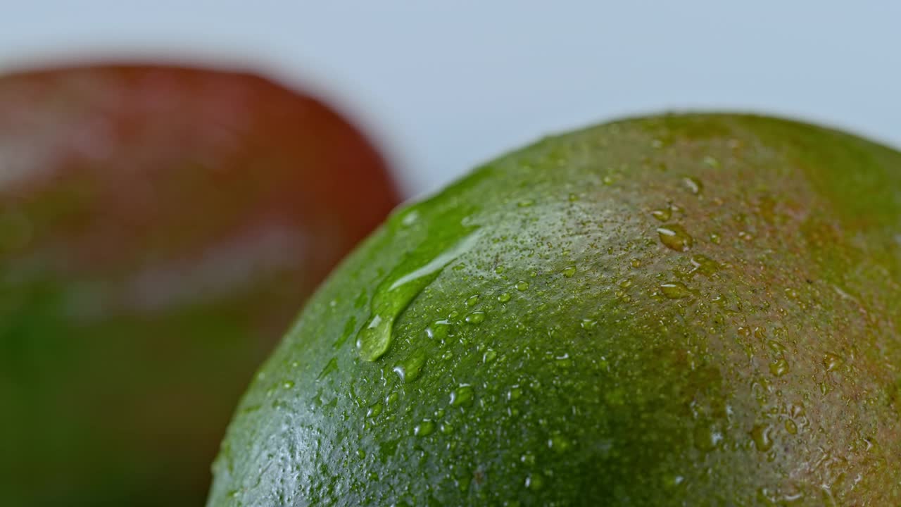 水滴从芒果水果上滑下来视频下载
