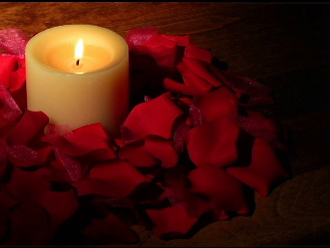 玫瑰花瓣蜡烛视频素材