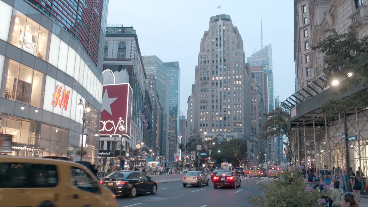 曼哈顿第六大道，先驱广场，梅西百货和遥远的自由塔视频素材