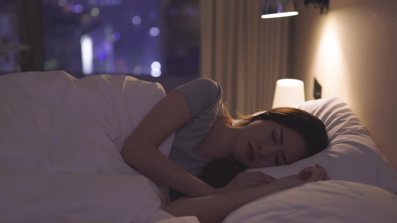 亚洲女性失眠视频素材