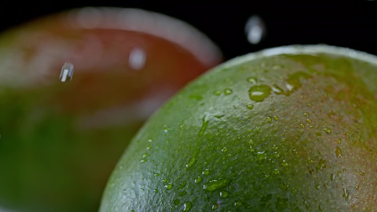 水滴在芒果上视频下载