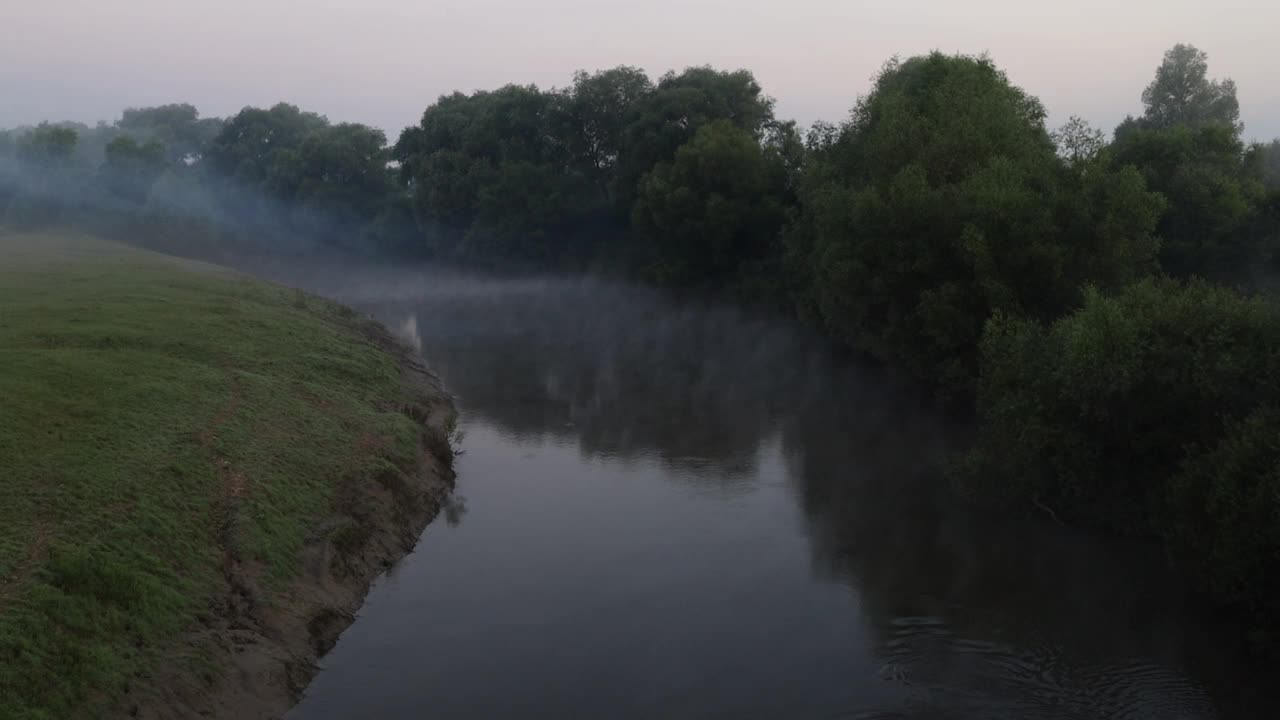 清晨有雾的阴沉的河视频素材