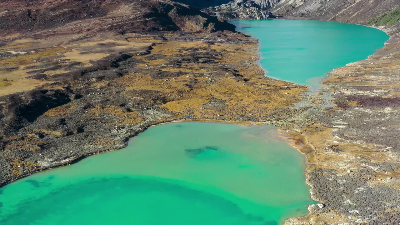 高原上的湖泊一片翠绿视频素材
