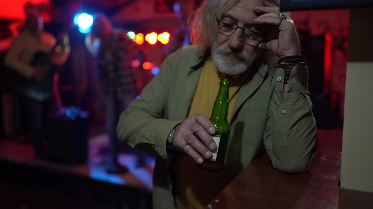 抑郁的老男人独自在夜店喝啤酒视频素材