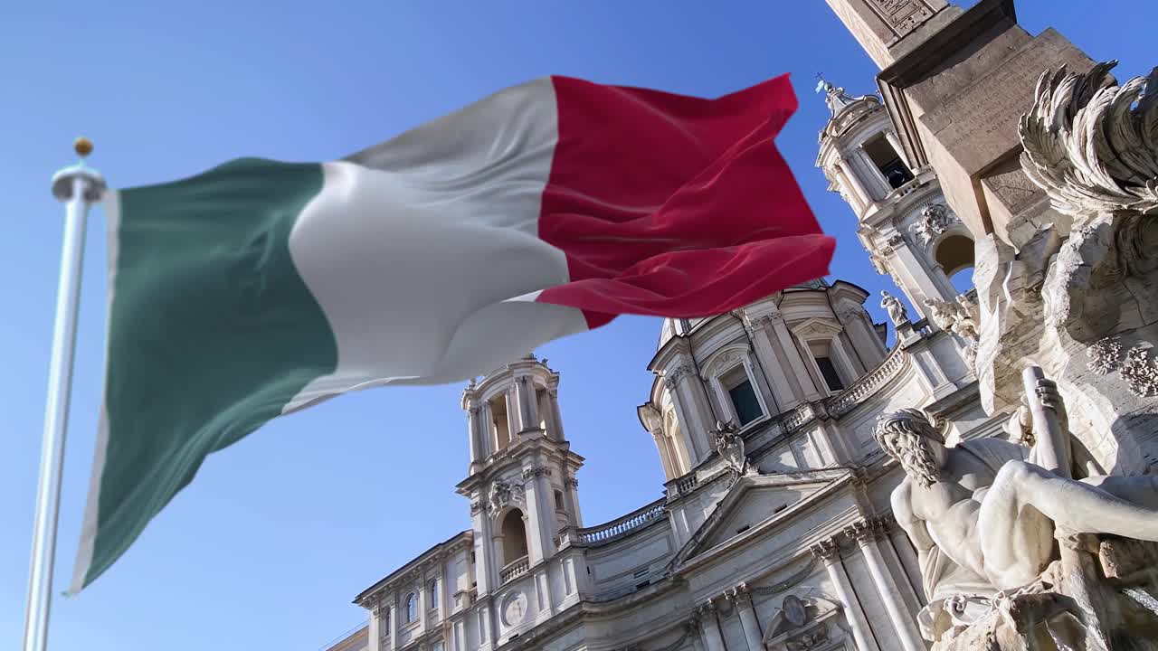纳沃纳广场上飘扬的意大利国旗视频下载
