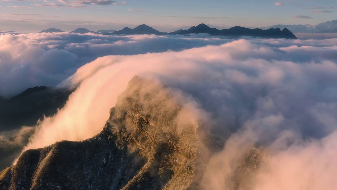 日出，云海在山上翻滚，非常梦幻视频素材