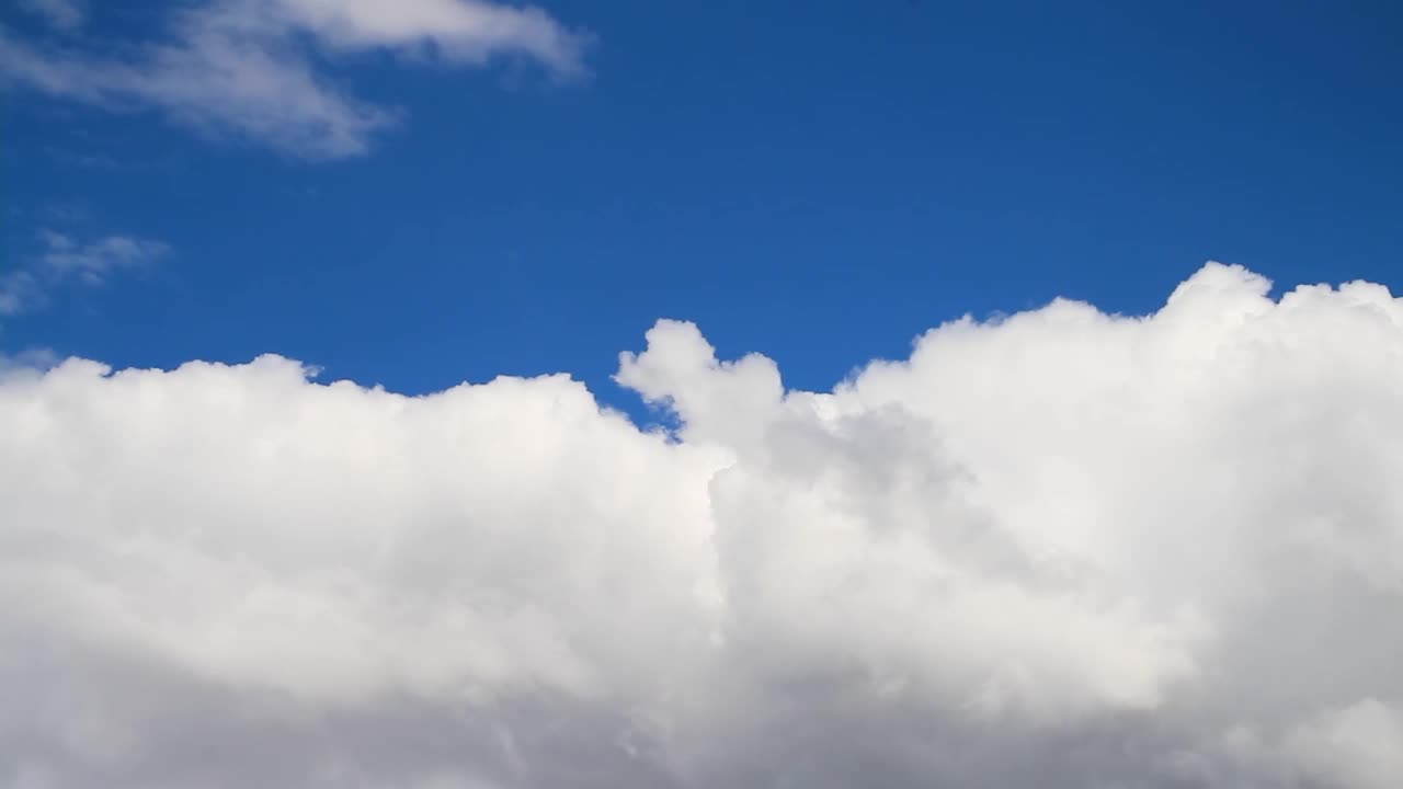翻滚的云和深蓝色的天空视频素材