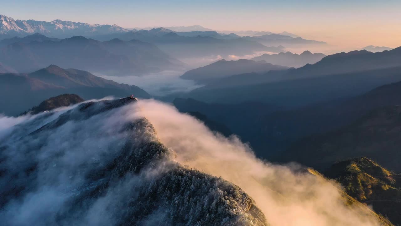 日出，云海在山上翻滚，非常梦幻视频素材