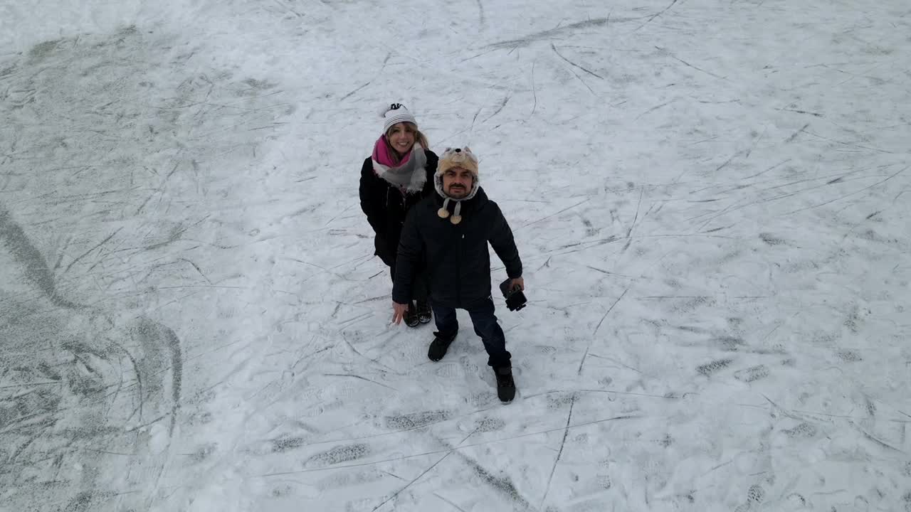 从一对夫妇的过渡视频首先在冰镇看到然后在一个公园视频下载