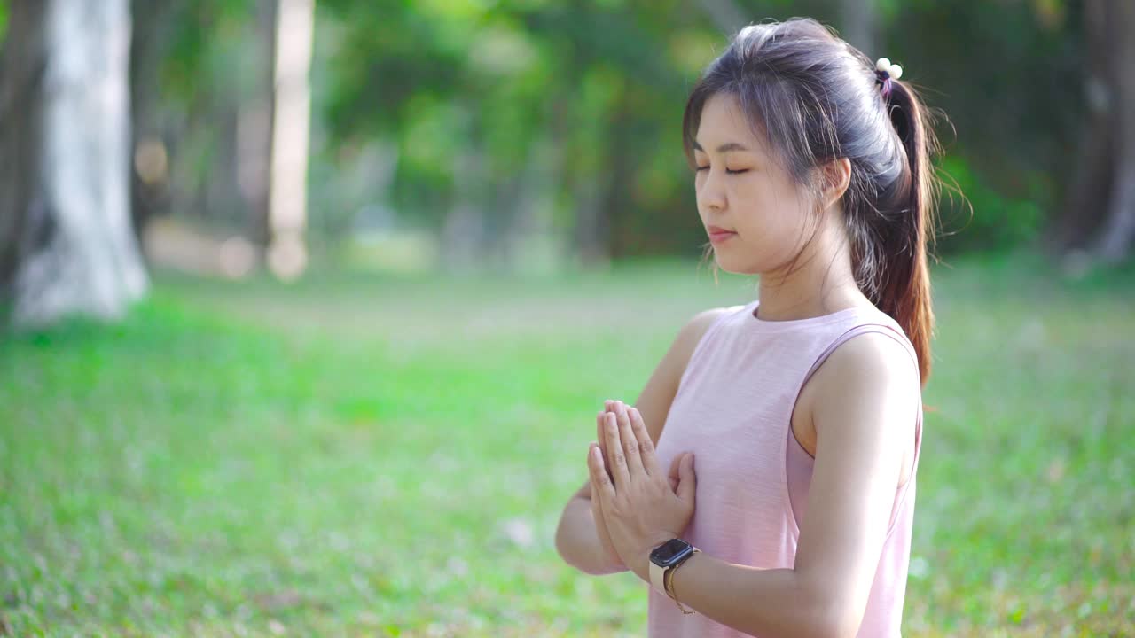亚洲美女在公园冥想视频素材