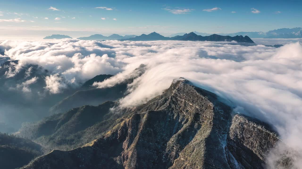 山与云海的结合一定很壮观视频素材