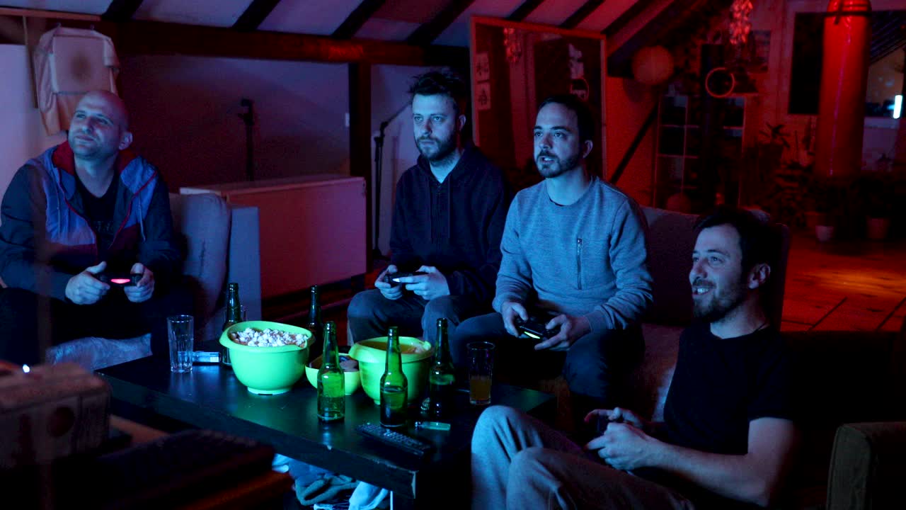 男性朋友在比赛，玩电子游戏，欢呼，玩得很开心视频下载