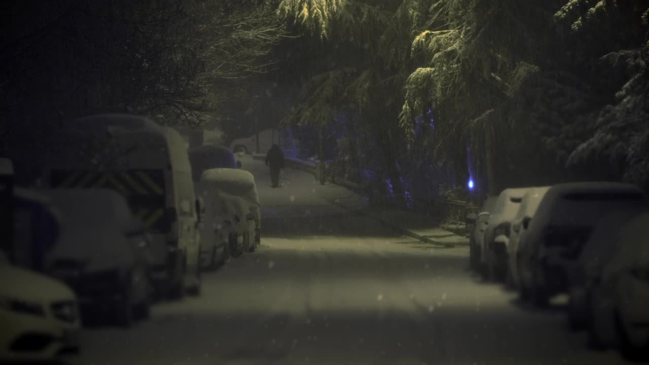 伊斯坦布尔的夜晚，一个男人走在白雪覆盖的街道上。视频下载