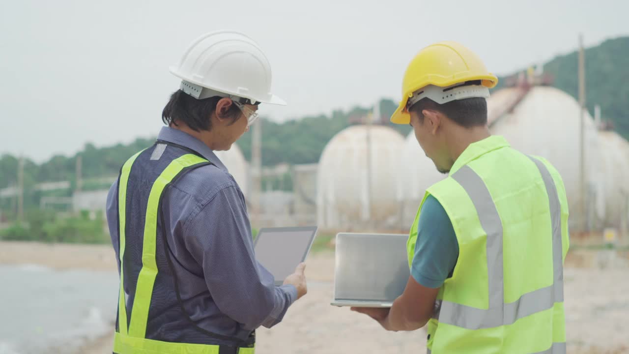 检查工程队工人工业石油和天然气。视频素材