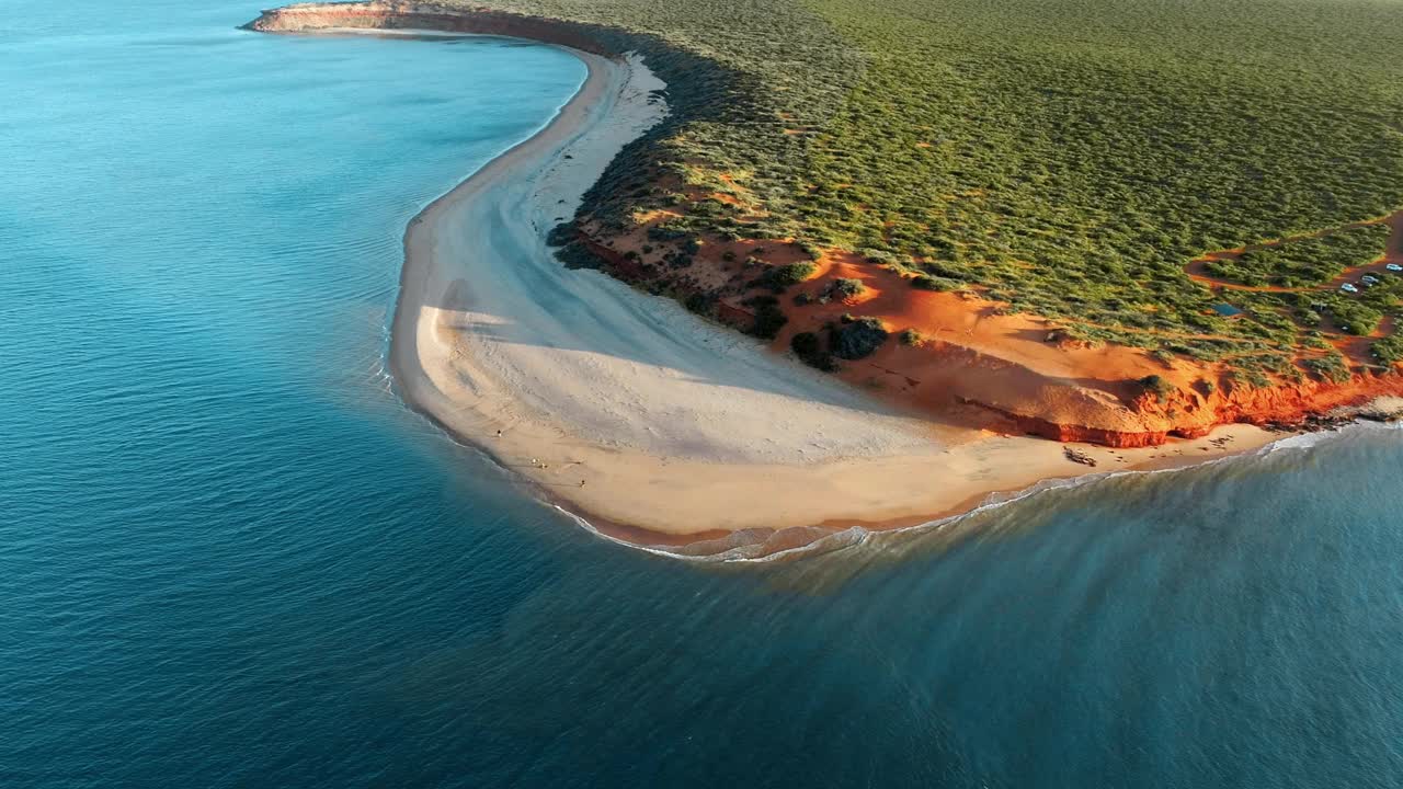 鸟瞰图贝隆角鲨鱼湾-无人机4K视频素材