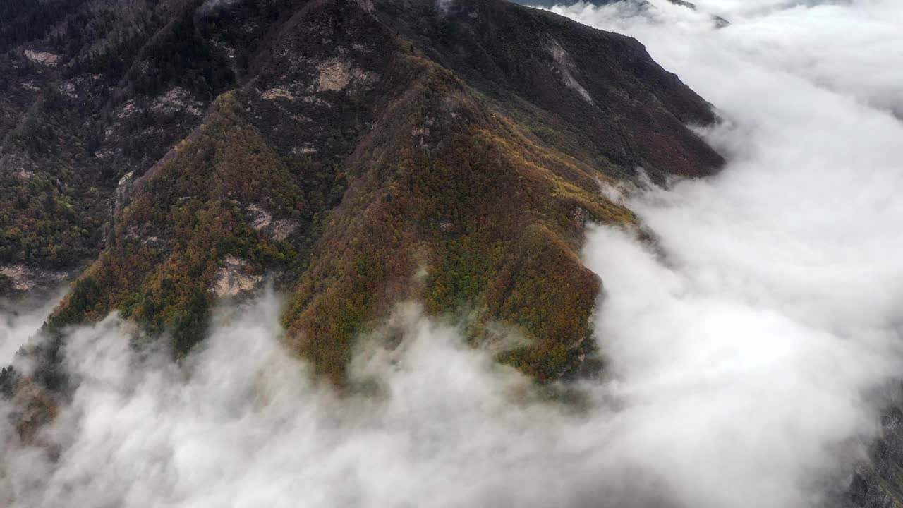 云雾环绕着山，山顶似乎是一个岛屿视频素材