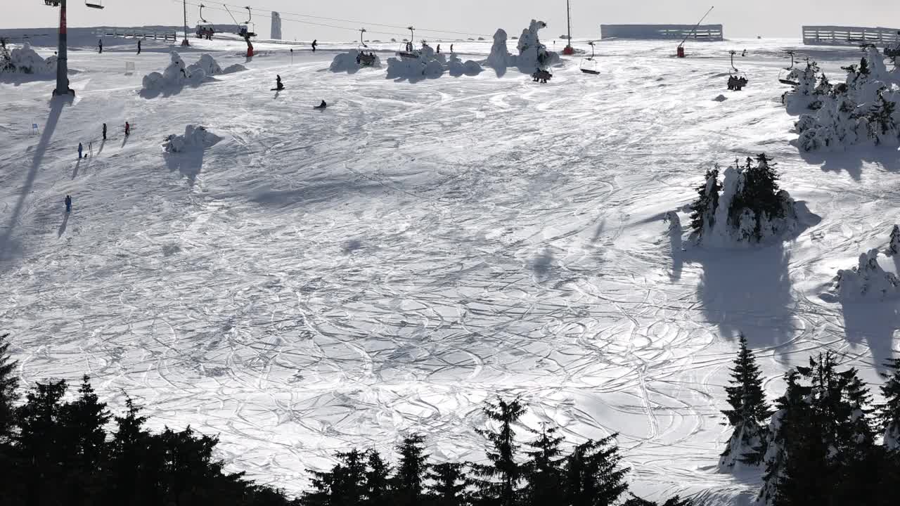 雪山滑雪坡道上的滑雪缆车和滑雪者视频素材
