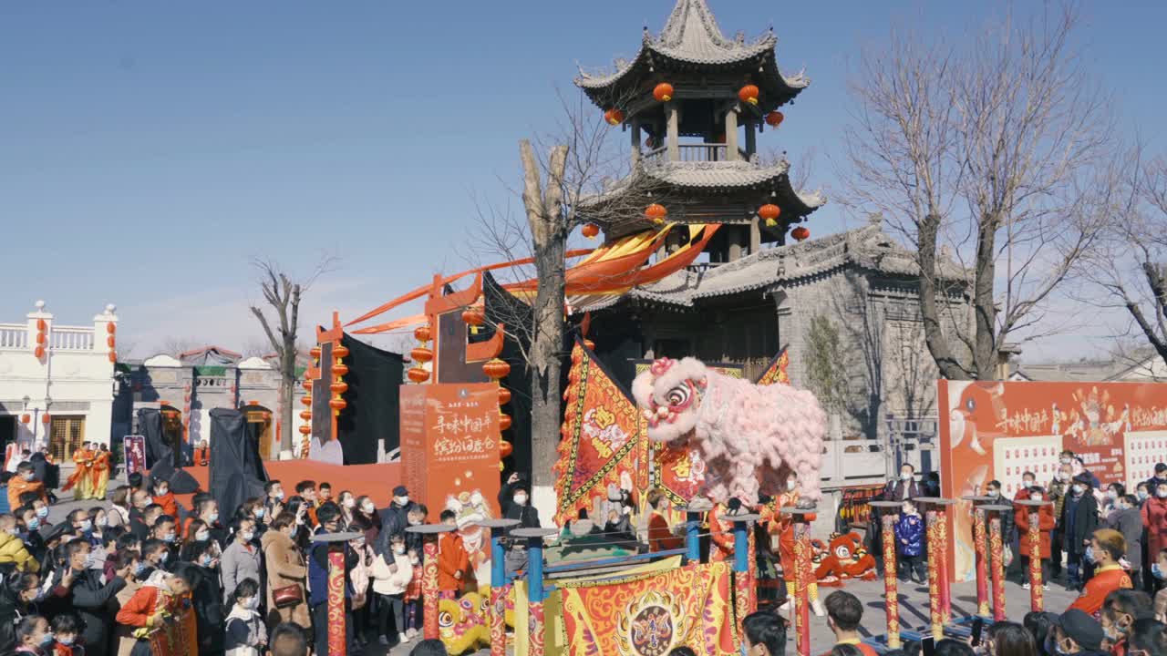 中国西安春节庙会上的舞狮活动。视频下载