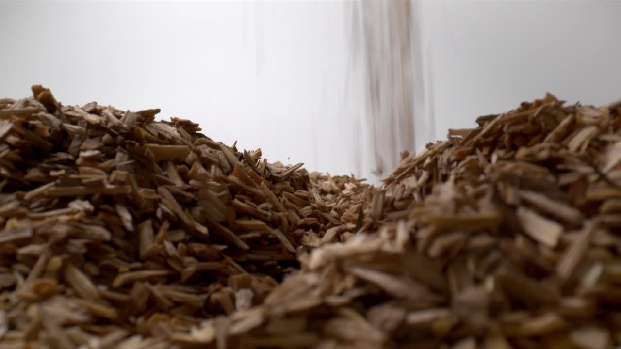 落在白色背景上的木屑。造纸用木屑环保的概念。视频素材