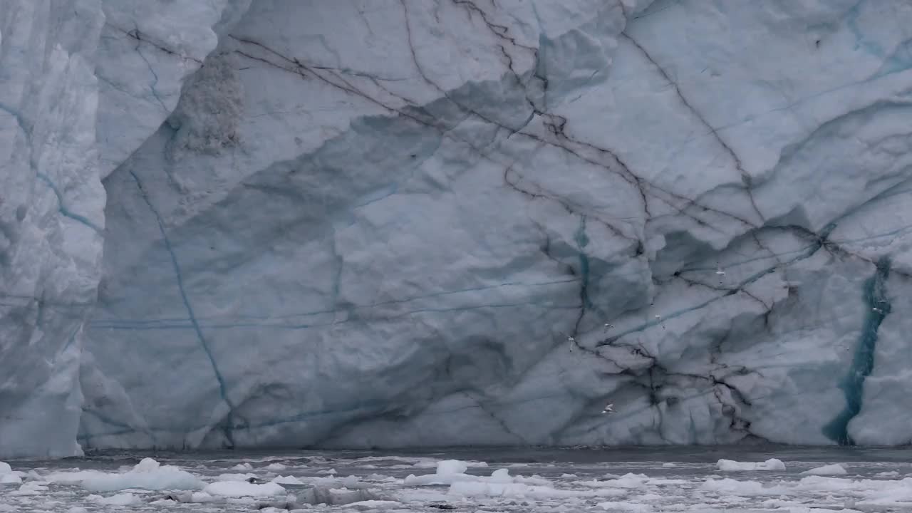 巨大的冰川崩解和巨浪视频下载