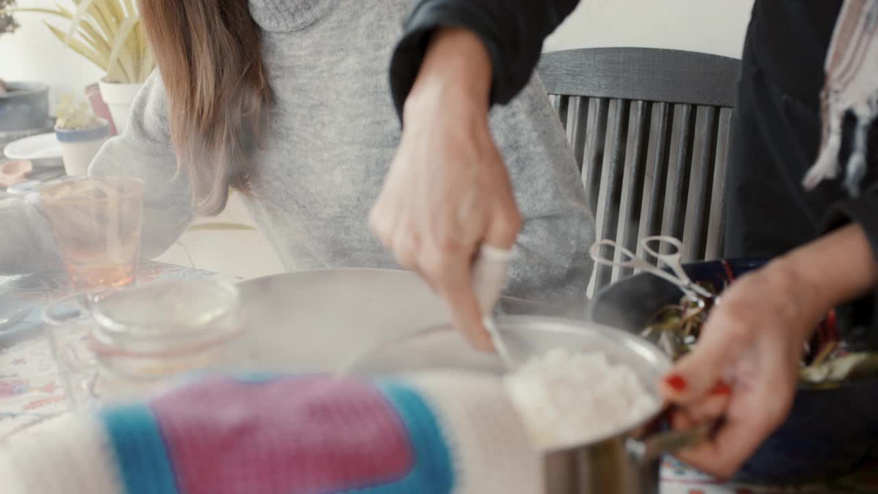把热气腾腾的米饭放在盘子里的女人视频素材