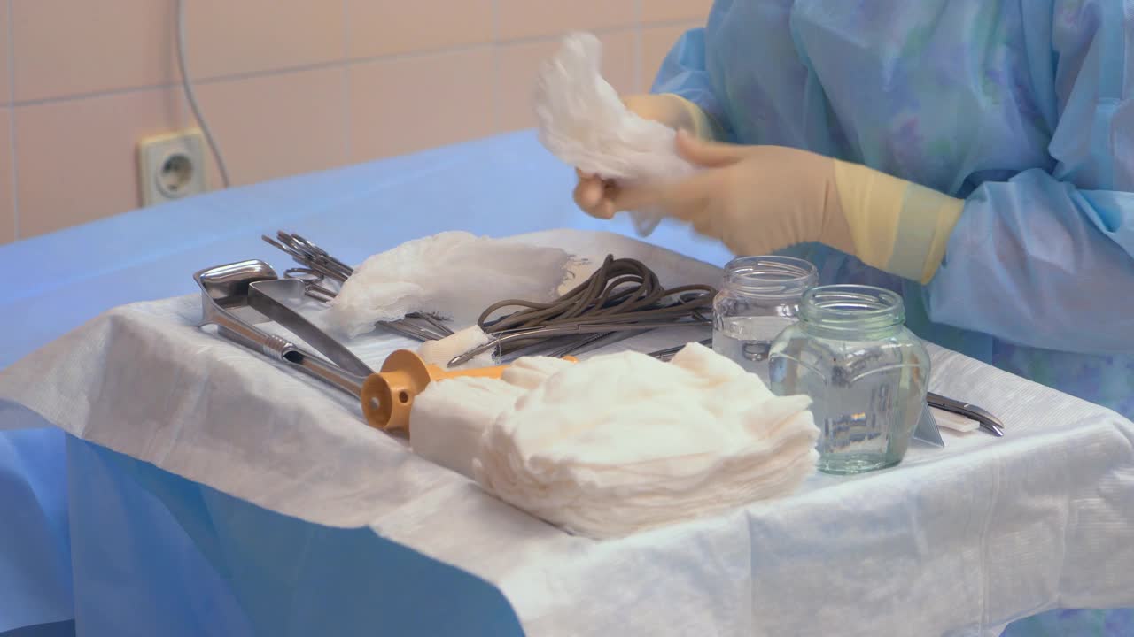 准备手术。外科手术式的特写镜头。视频下载