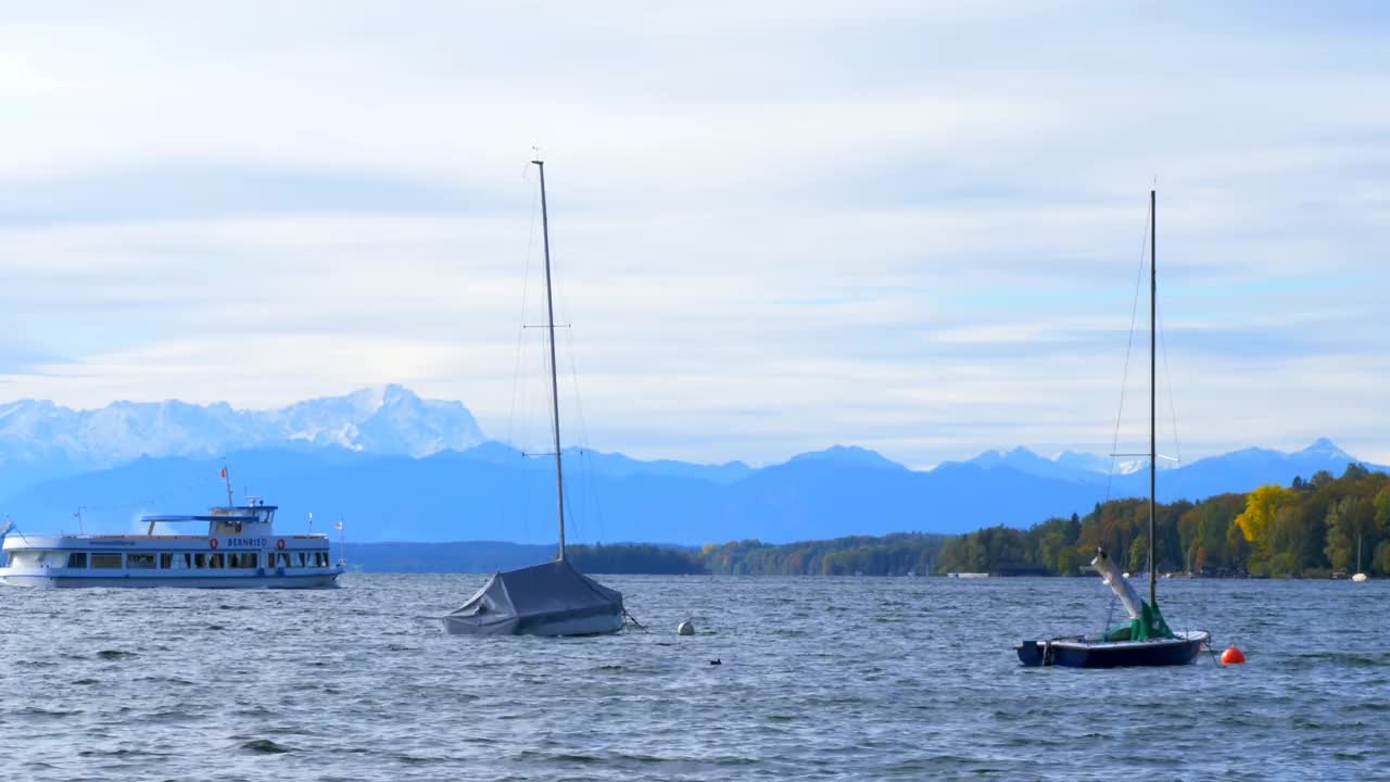 德国巴伐利亚州施塔恩贝格湖上的小船视频下载