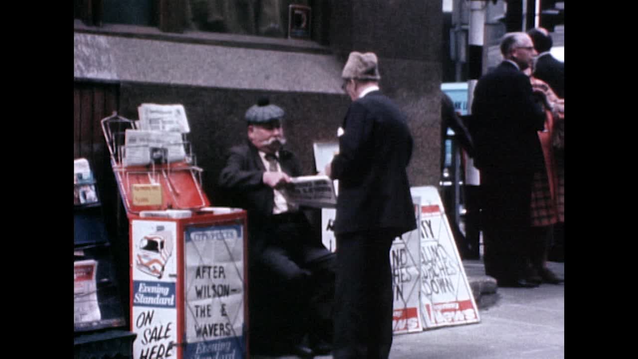 在伦敦城的街道上卖报纸的人;1975视频下载