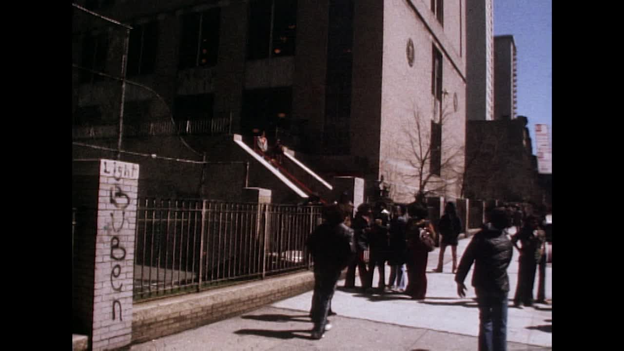 纽约市市中心一所学校外的孩子们;1975视频下载