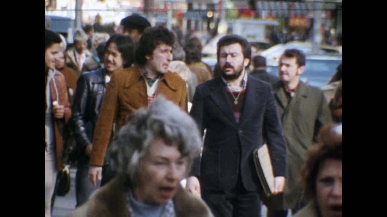 行人走在繁忙的纽约街道上;1975视频素材