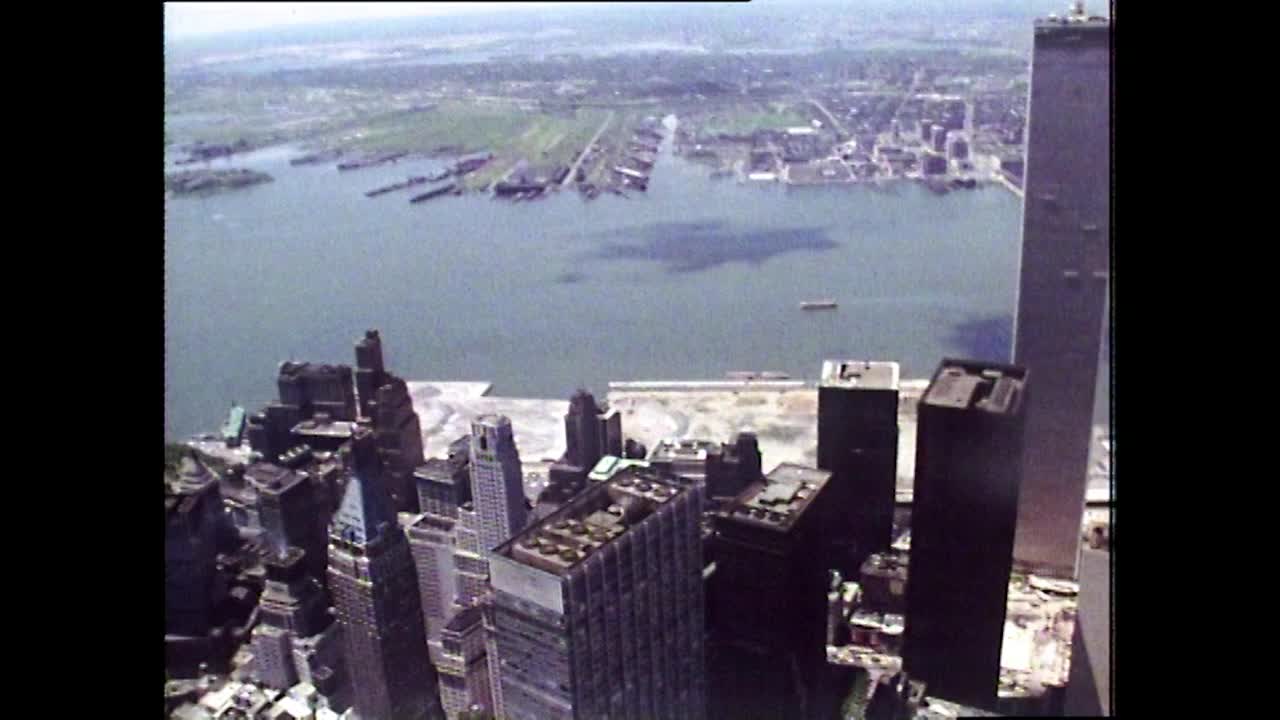 纽约市景，世界贸易中心和哈德逊;1974视频素材