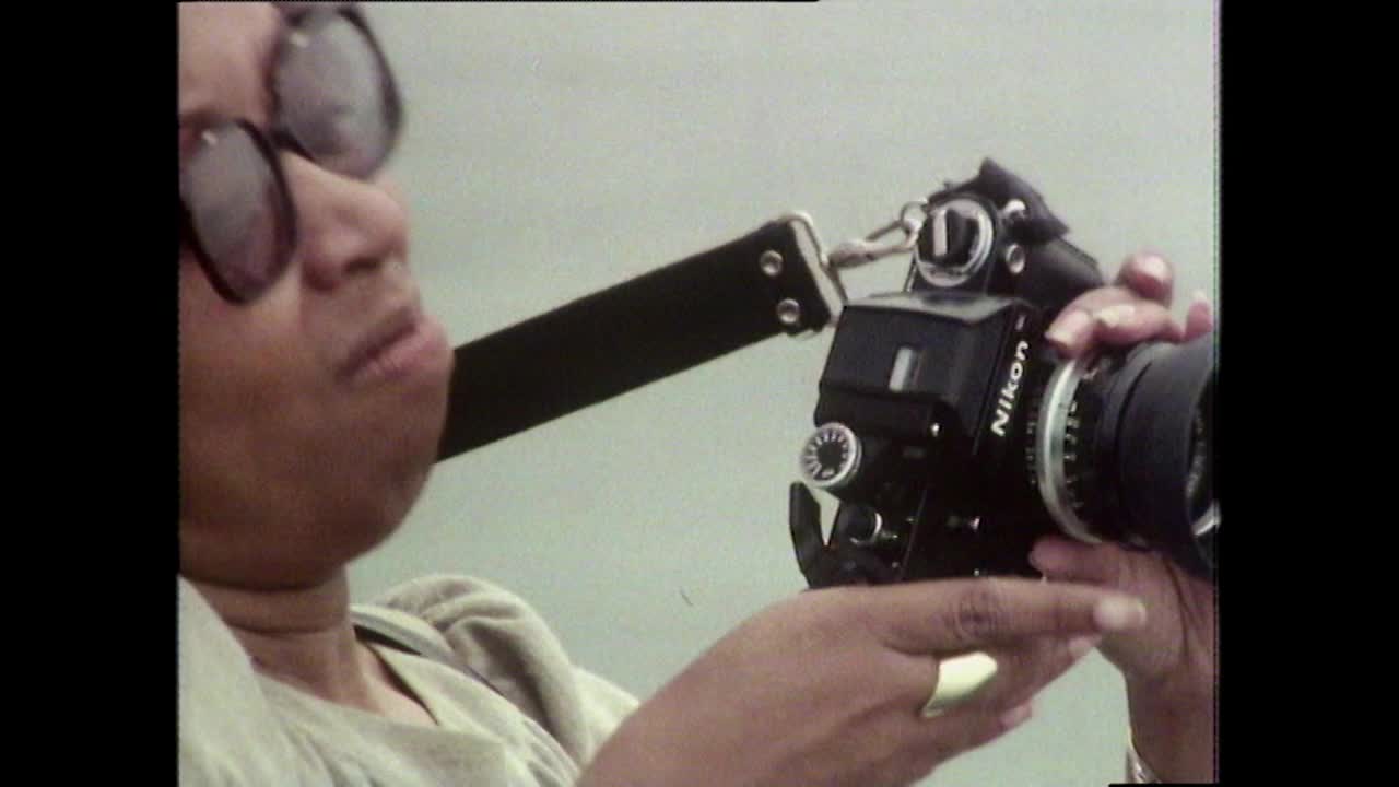 纽约观光船上带着相机的游客;1980视频下载