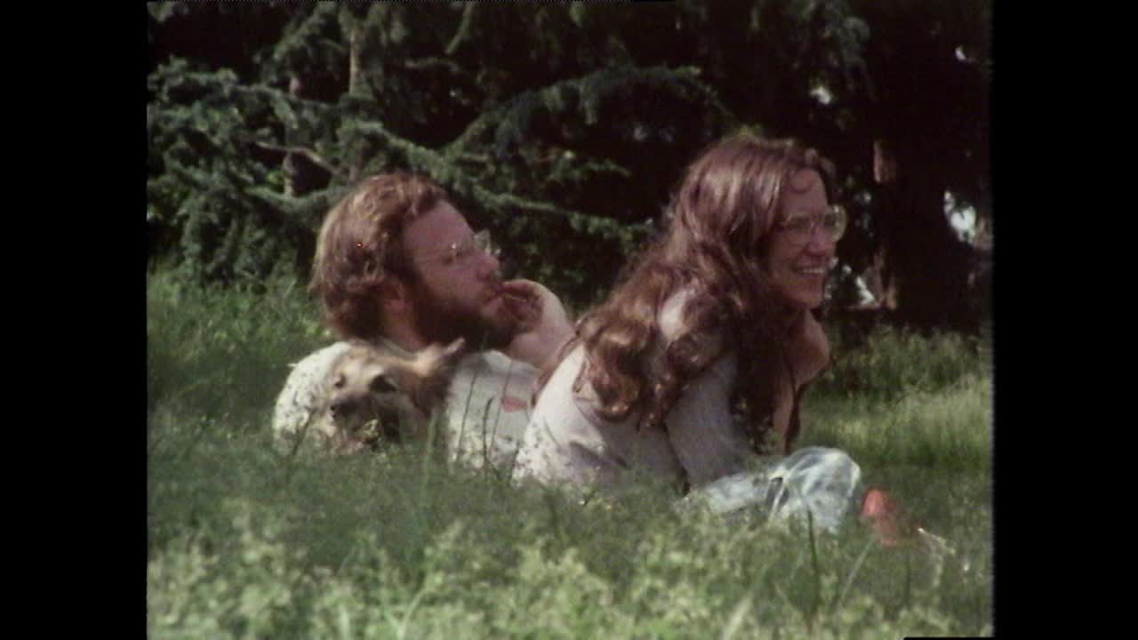 人们在纽约中央公园和他们的狗放松;1980视频素材