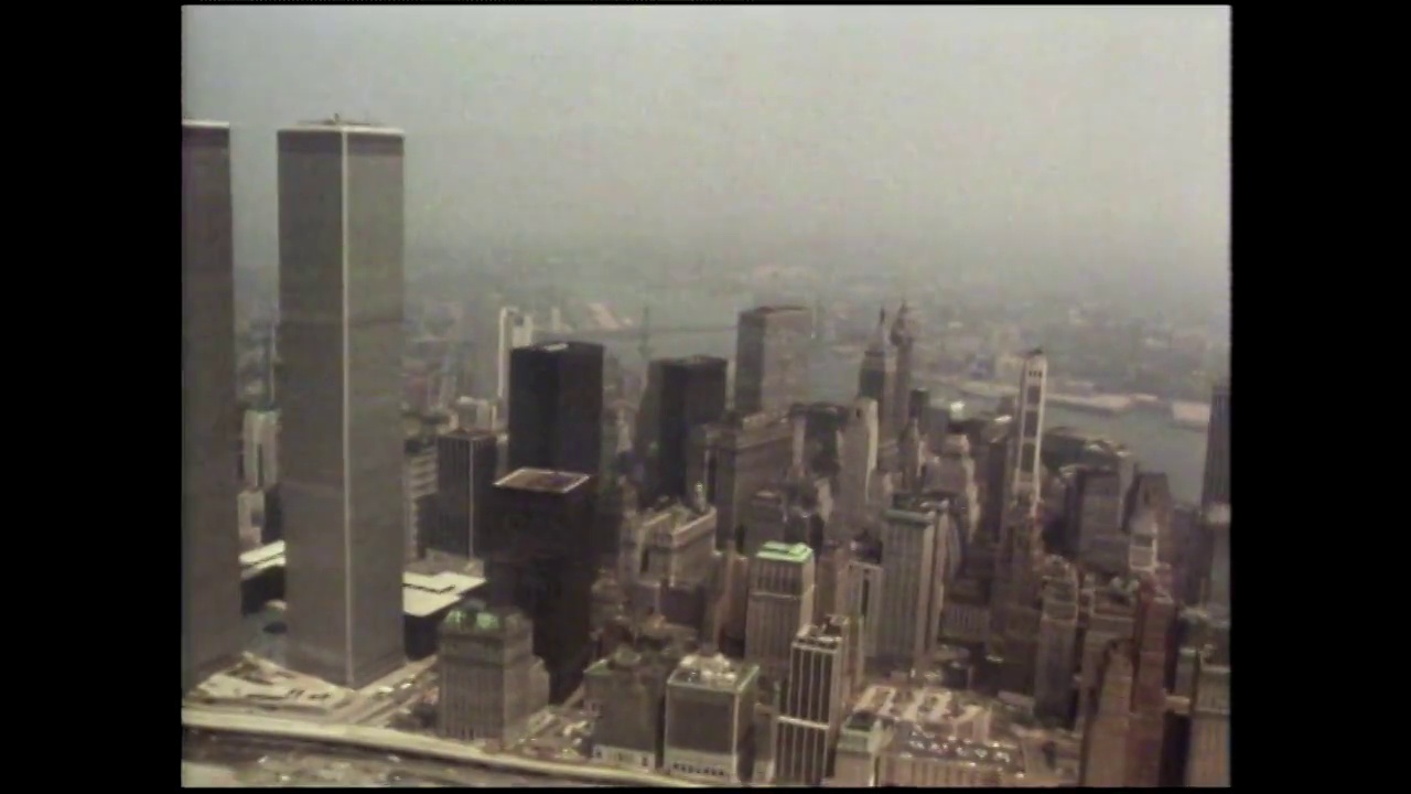 从世界贸易中心大楼上空飞过曼哈顿;1980视频素材