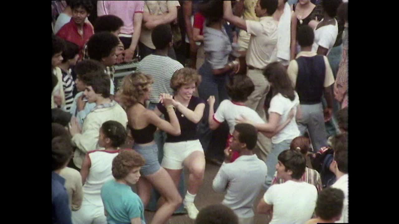 在纽约一个阳光明媚的日子，中央公园挤满了人;1980视频素材