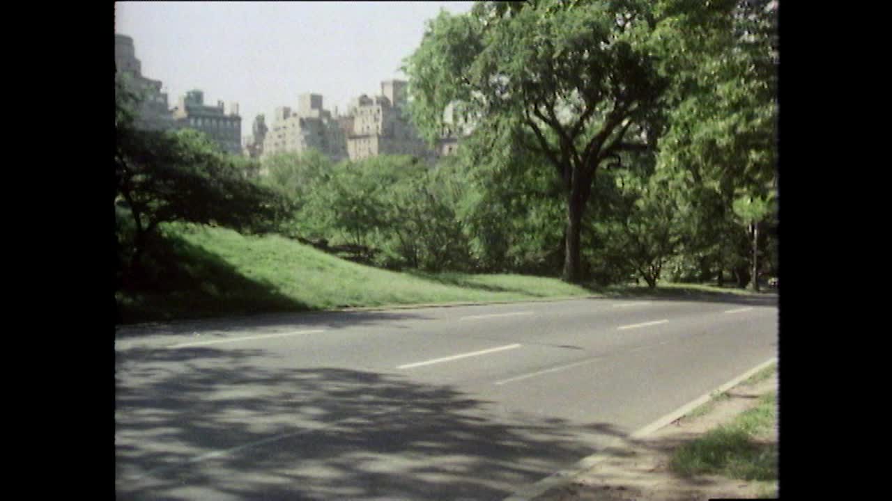 女士们在纽约中央公园晨跑;1980视频素材