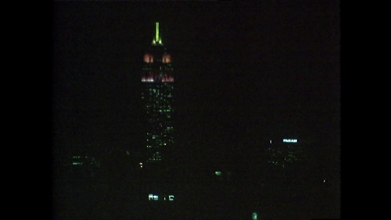 ZI在夜晚照亮帝国大厦;1980视频素材