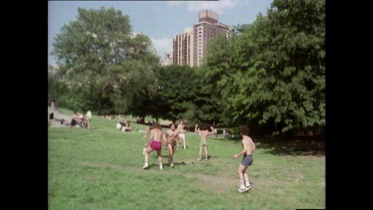 年轻人一起在纽约中央公园玩游戏;1980视频素材