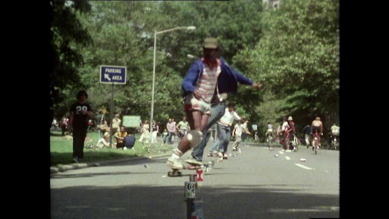 十几岁的男孩在滑板上的饮料罐之间编织;1980视频素材