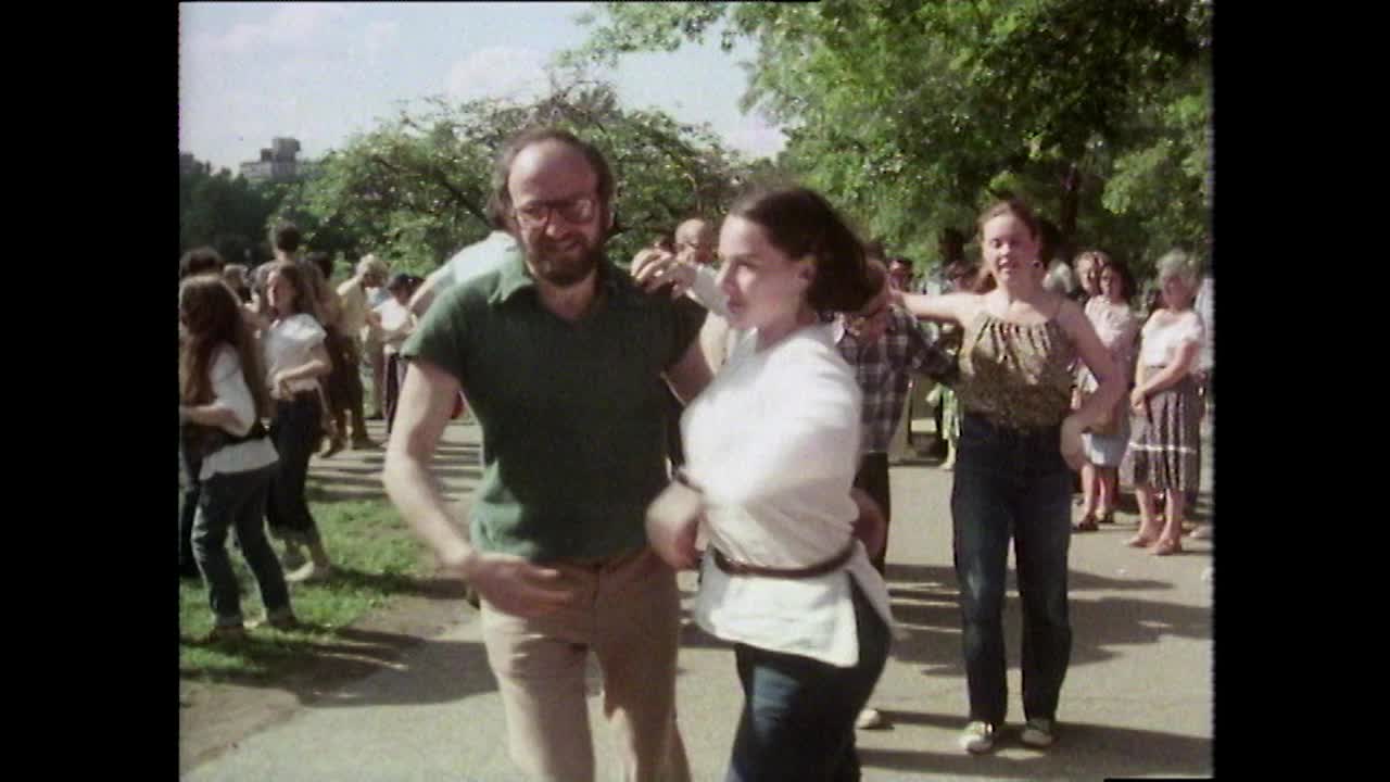 人们在中央公园的Jagiello国王纪念碑旁跳舞;1980视频素材