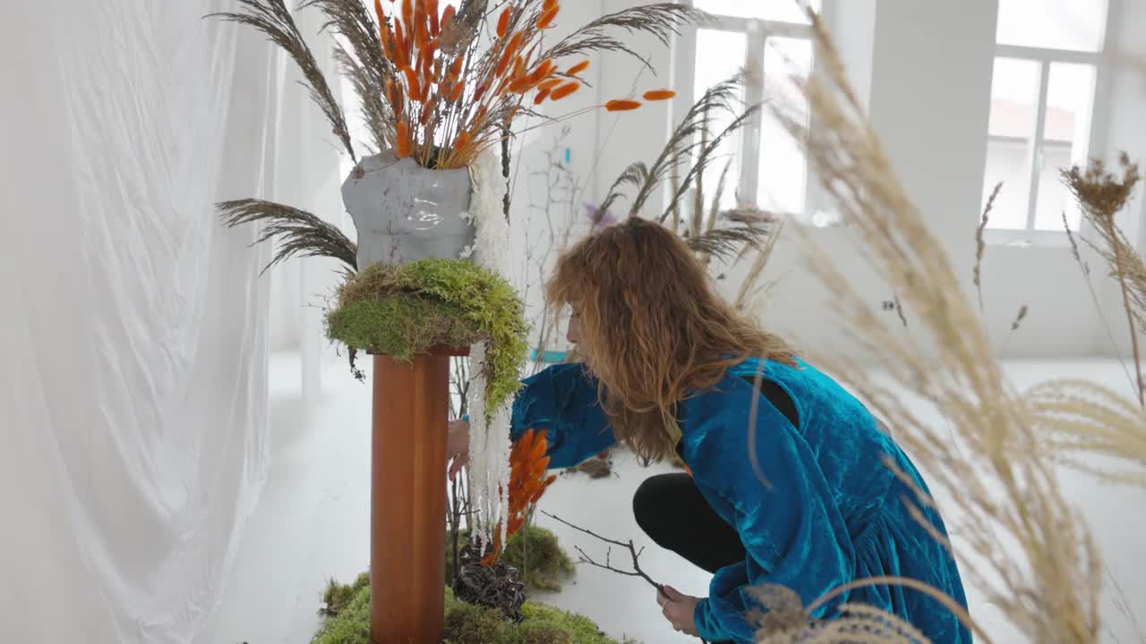 艺术家女人准备花静物装饰陶瓷雕塑花瓶视频下载